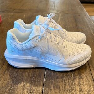 Nike White Athletic winflo. Never worn. Sz 7